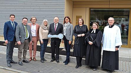 Die Schl&uuml;ssel&uuml;bergabe mit den Ehreng&auml;sten.