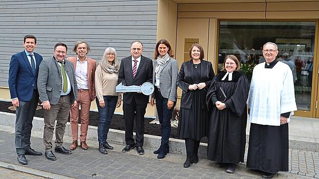 Die Schl&uuml;ssel&uuml;bergabe mit den Ehreng&auml;sten.