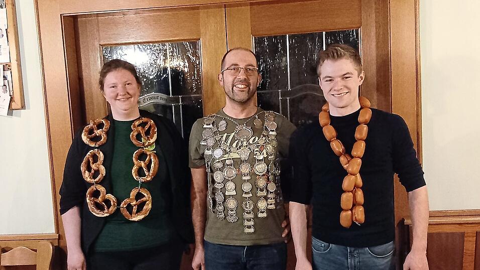 Der Sch&uuml;tzenk&ouml;nig mit Brezen- und Wurstk&ouml;nig, v.l.: Yvonne M&uuml;ller, Wolfgang Ippy, und Stefan Fertl.