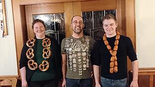 Der Schützenkönig mit Brezen- und Wurstkönig, v.l.: Yvonne Müller, Wolfgang Ippy, und Stefan Fertl. Der Schützenkönig mit Brezen- und Wurstkönig, v.l.: Yvonne Müller, Wolfgang Ippy, und Stefan Fertl.