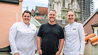 Mit Hella Eggers (links) und Simone Kubitzek (rechts) geht das Storstad nach &uuml;ber einem Jahrzehnt neue Wege. Anton Schmaus (Mitte) will mehr N&auml;he zu seinen G&auml;sten und mehr Flexibilit&auml;t.