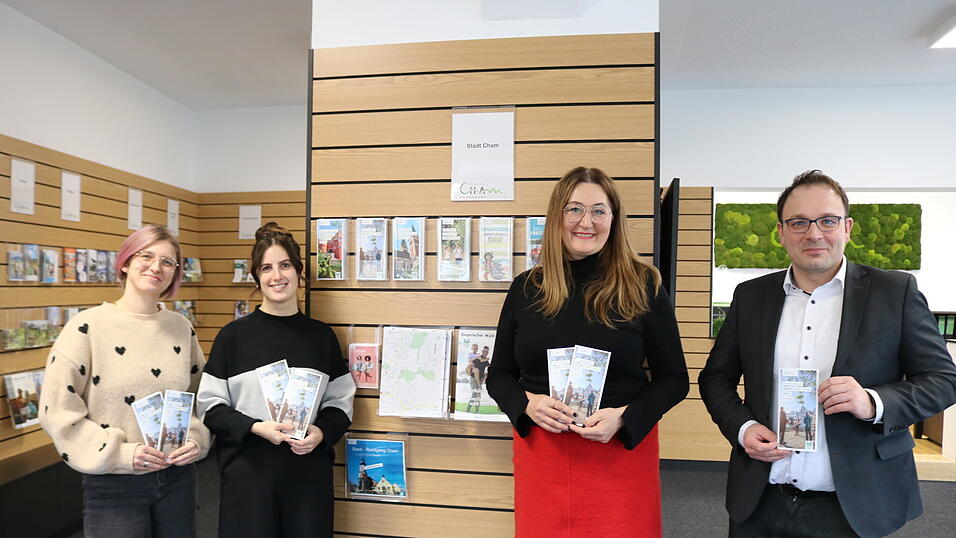 B&uuml;rgermeister Martin Stoiber, Lisa Sittenauer, Katrin Pielmeier und Susanne Segl (von rechts) werfen einen Blick in das neue Programm.