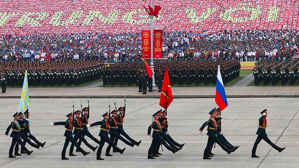 Die Parade fand auf dem Ba-Dinh-Platz statt, wo Ho Chi Minh vor 80 Jahren die Unabhängigkeit verkündet hatte.