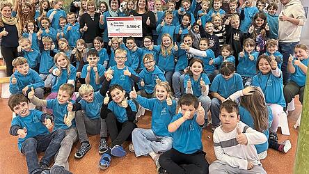 Die Grundschule K&uuml;nzing-Gergweis ist stolz auf ihre Dritt- und Viertkl&auml;ssler, die beim Sponsorenlauf eine Rekordsumme generierten. Mit ihnen freuen sich die Lehrkr&auml;fte Sophie Pleintinger (l.) und Max Limbeck (r.) sowie inmitten der Sch&uuml;ler Lauf-Organisatorin Birgit Magg, Schulleiterin Ulrike Eckl und Alexandra Santl vom Haus Anna, die den Spendenscheck entgegennahm.