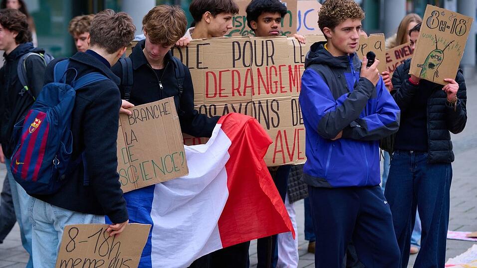 Mit Protestschildern demonstrierten die Schülerinnen und Schüler. Mit Protestschildern demonstrierten die Schülerinnen und Schüler.