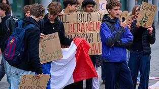 Mit Protestschildern demonstrierten die Schülerinnen und Schüler. Mit Protestschildern demonstrierten die Schülerinnen und Schüler.