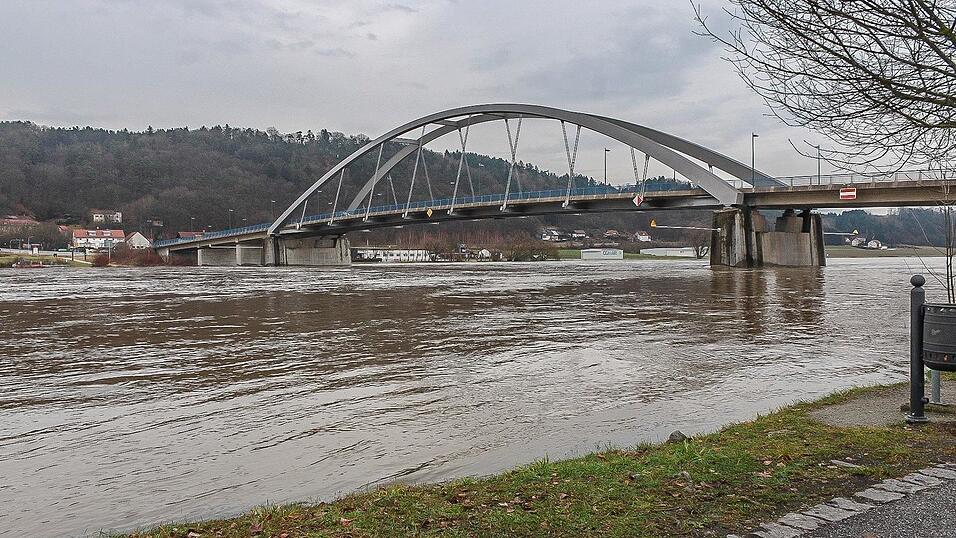 Auch in Vilshofen stieg die Donau &uuml;ber die Ufer.