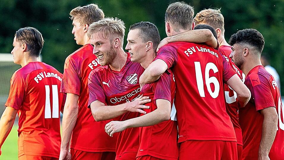 Jubelnde FSV-Akteure, ein Bild, das man in der Bergstadt im kommenden Jahr möglichst häufig sehen möchte. Jubelnde FSV-Akteure, ein Bild, das man in der Bergstadt im kommenden Jahr möglichst häufig sehen möchte.