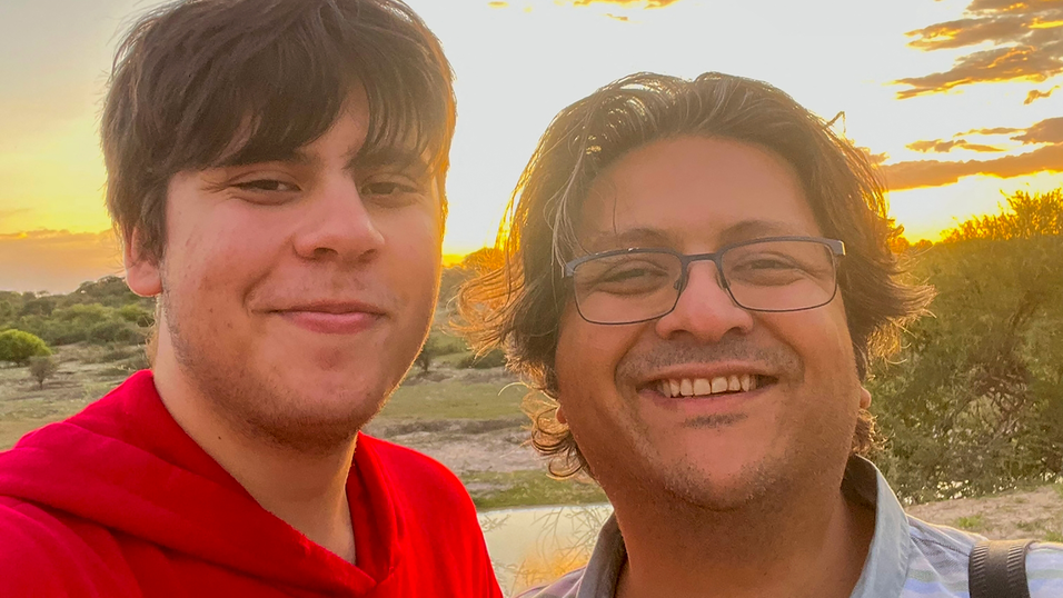 Der pakistanische Unternehmer Shahzada Dawood (r.) und sein Sohn Suleman sind zwei der f&uuml;nf Vermissten aus dem verschwundenen Titanic-U-Boot Titan.&nbsp;Shahzada Dawoods Ehefrau und die Mutter des Sohns stammt aus Rosenheim.