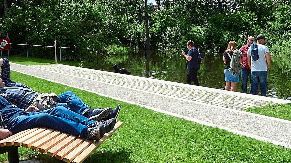 Schon mal probeliegen oder in den Teich schauen war bei der Eröffnung am Samstag angesagt. Schon mal probeliegen oder in den Teich schauen war bei der Eröffnung am Samstag angesagt.