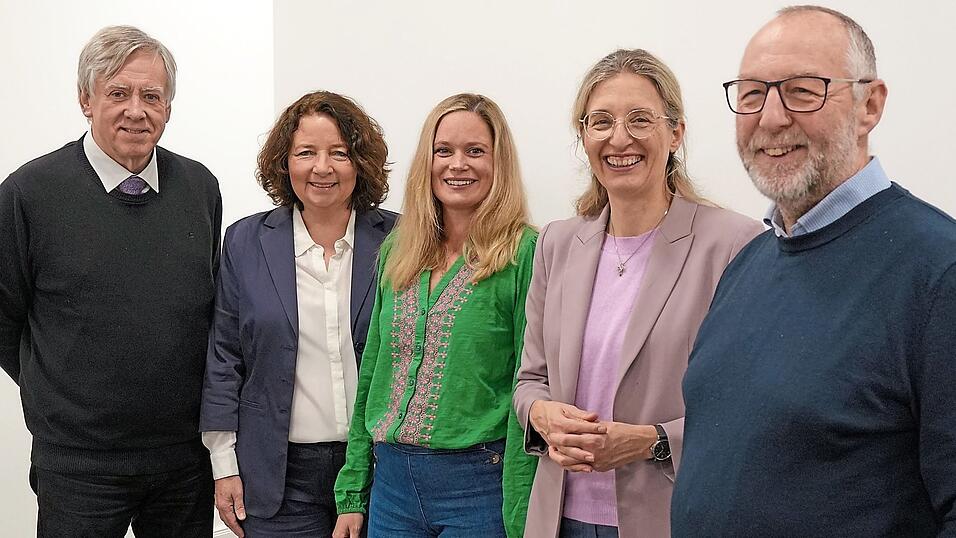 Kandidierende aus dem Dekanat Landshut, zu dem Teile der Landkreise Dingolfing-Landau und Rottal-Inn gehören: Peter Pöhlmann (v. l.), MdL Ruth Müller, Pfarrerin Johanna Krieger, Dekanin Nina Lubomierski und Peter Schneider