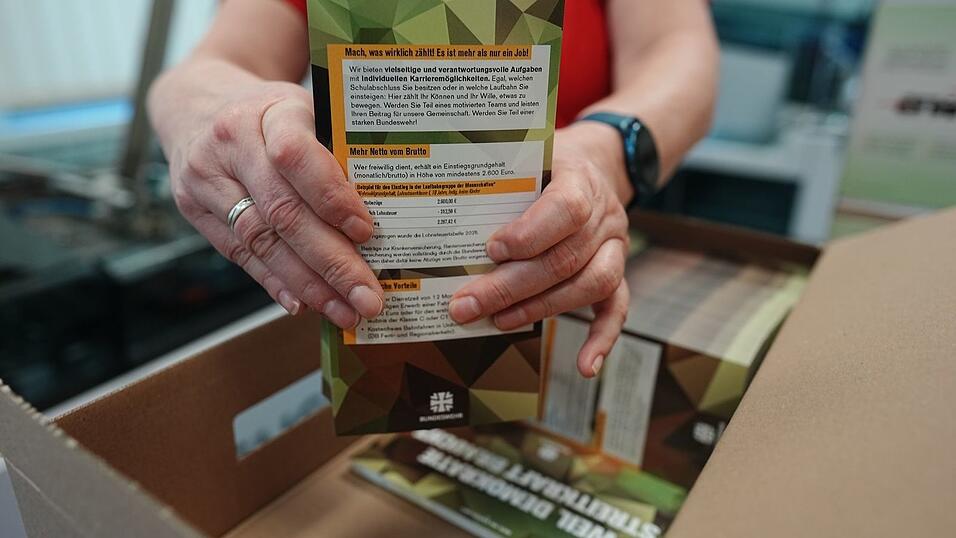 Die ersten Frageb&ouml;gen und Brosch&uuml;ren sollten am Montag bei den vollj&auml;hrig Gewordenen des Jahrgangs 2008 ankommen.