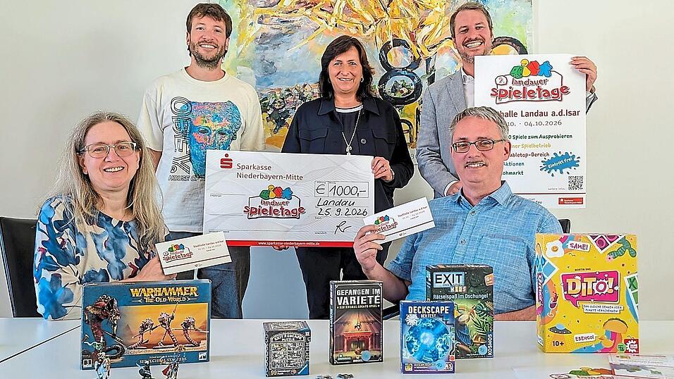Würfel frei für das größte Spiele-Event der Region: Birgit und Bernhard Fuchs (vorn) organisieren mit Rückendeckung von Bürgermeister Matthias Kohlmayer (r.), Kulturamtsleiter Michael Steinberger und Alexandra Plechinger für den Sponsor Sparkasse ab 1. Oktober die neunte Ausgabe der Landauer Spieletage. Würfel frei für das größte Spiele-Event der Region: Birgit und Bernhard Fuchs (vorn) organisieren mit Rückendeckung von Bürgermeister Matthias Kohlmayer (r.), Kulturamtsleiter Michael Steinberger und Alexandra Plechinger für den Sponsor Sparkasse ab 1. Oktober die neunte Ausgabe der Landauer Spieletage.