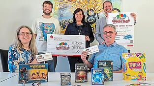 Würfel frei für das größte Spiele-Event der Region: Birgit und Bernhard Fuchs (vorn) organisieren mit Rückendeckung von Bürgermeister Matthias Kohlmayer (r.), Kulturamtsleiter Michael Steinberger und Alexandra Plechinger für den Sponsor Sparkasse ab 1. Oktober die neunte Ausgabe der Landauer Spieletage. Würfel frei für das größte Spiele-Event der Region: Birgit und Bernhard Fuchs (vorn) organisieren mit Rückendeckung von Bürgermeister Matthias Kohlmayer (r.), Kulturamtsleiter Michael Steinberger und Alexandra Plechinger für den Sponsor Sparkasse ab 1. Oktober die neunte Ausgabe der Landauer Spieletage.