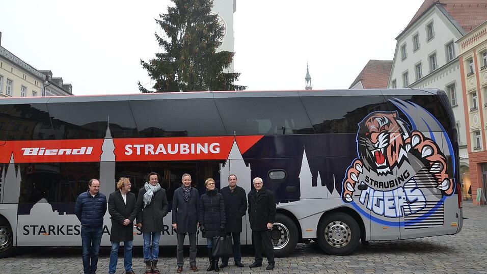 Von links nach rechts: Richard Gsottberger, Dieter Zollner, Alexander Kroul, Markus Pannermayr, Gaby Sennebogen, Matthias Reisinger (Leiter Stadtmarketing), Alois Lermer (berufsmäßiger Stadtrat) Von links nach rechts: Richard Gsottberger, Dieter Zollner, Alexander Kroul, Markus Pannermayr, Gaby Sennebogen, Matthias Reisinger (Leiter Stadtmarketing), Alois Lermer (berufsmäßiger Stadtrat)