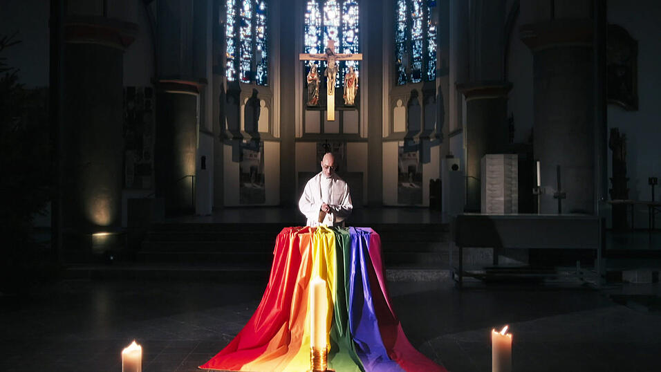Bei 'Out in Church' haben sich im Januar 2022 queere Mitarbeiter der katholischen Kirche geouted. Sie fordern, dass die Kirche ihre sexuelle Orientierung akzeptiert. Doch die Kirche vertritt nicht nur hier Ansichten, die viele junge Gläubige altmodisch finden. Bei 'Out in Church' haben sich im Januar 2022 queere Mitarbeiter der katholischen Kirche geouted. Sie fordern, dass die Kirche ihre sexuelle Orientierung akzeptiert. Doch die Kirche vertritt nicht nur hier Ansichten, die viele junge Gläubige altmodisch finden.