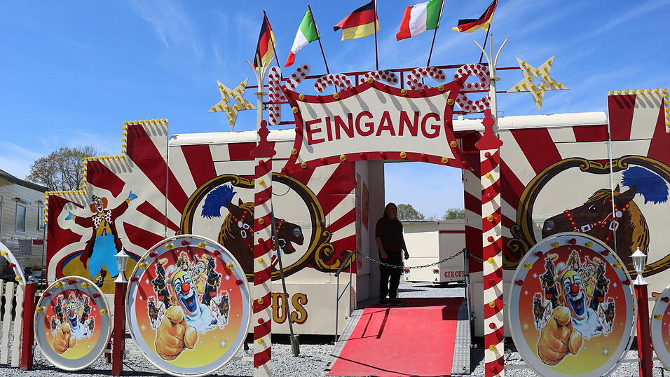 Bereit f&uuml;r die Besucher: F&uuml;r die kommenden zwei Wochen gastiert der Circus Feraro am Volksfestplatz.