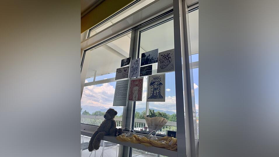 Seine Freunde haben Matthias Keck allerhand Kreatives geschenkt, womit er sein Fenster dekoriert. 