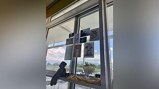 Seine Freunde haben Matthias Keck allerhand Kreatives geschenkt, womit er sein Fenster dekoriert.&nbsp;