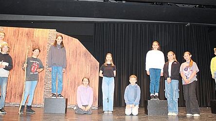 Eine muntere Theatergruppe probt zur Zeit für das Märchen mit dem 'Wünschdirwas-Baum'.