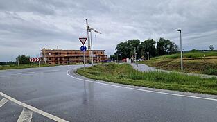 Blick auf das Baugebiet Aufhausen West am Kreisverkehr: Während auf manchen Parzellen schon gebaut wird, warten andere Bauherren noch auf Genehmigungen. Einer Vielzahl an Bauanträgen - in Aufhausen wie auch in anderen Ortsteilen - hat der Gemeinderat am Donnerstag das gemeindliche Einvernehmen erteilt. Blick auf das Baugebiet Aufhausen West am Kreisverkehr: Während auf manchen Parzellen schon gebaut wird, warten andere Bauherren noch auf Genehmigungen. Einer Vielzahl an Bauanträgen - in Aufhausen wie auch in anderen Ortsteilen - hat der Gemeinderat am Donnerstag das gemeindliche Einvernehmen erteilt.