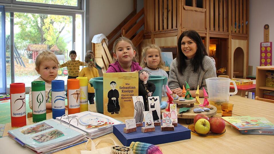 Die neue Leitung des Kneippkindergartens Julia Schlamminger mit Kindern aus der Gruppe 'Pusteblume': Materialien rund um das Thema 'Kneipp' liegen auf dem Tisch. Die neue Leitung des Kneippkindergartens Julia Schlamminger mit Kindern aus der Gruppe 'Pusteblume': Materialien rund um das Thema 'Kneipp' liegen auf dem Tisch.