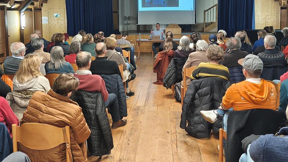 Das B&uuml;ndnis &bdquo;Vielfalt im Woid&ldquo;, der DGB-Kreisverband, der Kulturverein &bdquo;Oberst&uuml;bchen&ldquo; und der Ver.di-Ortsverein Bayerwald luden in den Pfarrsaal ein.