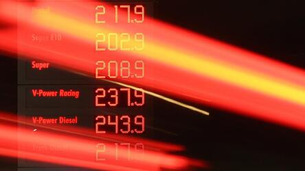 Mineral&ouml;lkonzerne sollen ihre Preise k&uuml;nftig nur noch einmal pro Tag erh&ouml;hen d&uuml;rfen - statt wie bisher beliebig oft. Preissenkungen dagegen sollen - wie auch bislang - jederzeit m&ouml;glich sein.