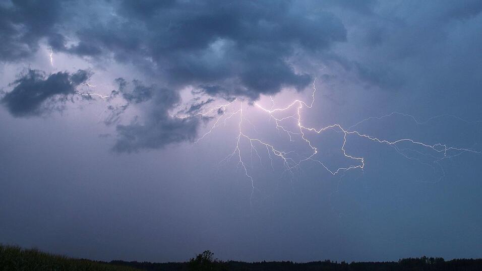 Für Schwaben gab der DWD eine Unwetterwarnung heraus. (Archivbild) Für Schwaben gab der DWD eine Unwetterwarnung heraus. (Archivbild)