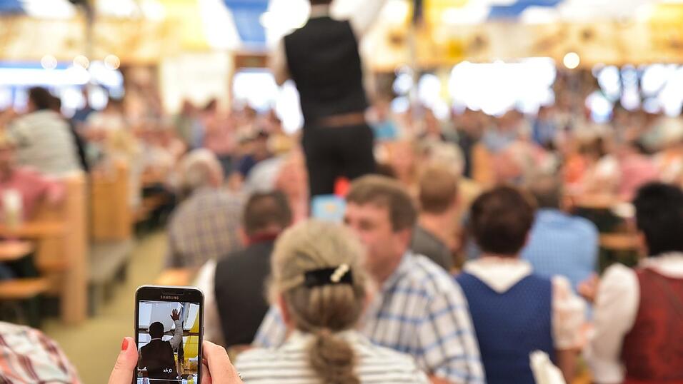 Wenn Stefan Mross singt, spielt das Publikum verr&uuml;ckt.