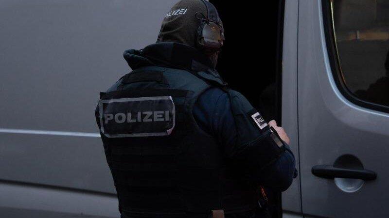 Ein als Entf&uuml;hrung inszenierter Junggesellenabschied hat in M&uuml;nchen neben der Polizei auch das SEK alarmiert. (Symbolbild)