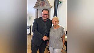 Bürgermeister Martin Stoiber bedankt sich bei Sigrid Stebe-Hoffmann für insgesamt 30 Jahre in Diensten der Stadt Cham.