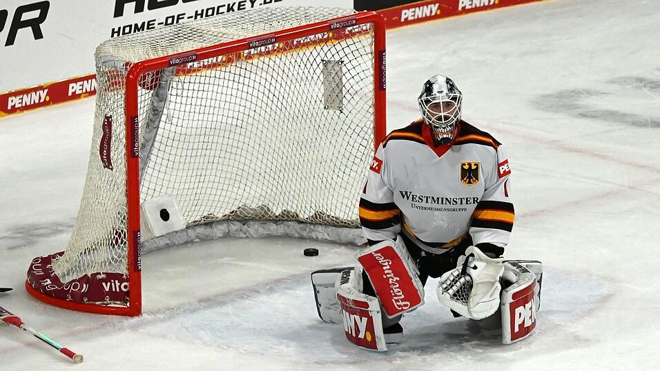 Dustin Strahlmeier im deutschen Tor ist geschlagen.