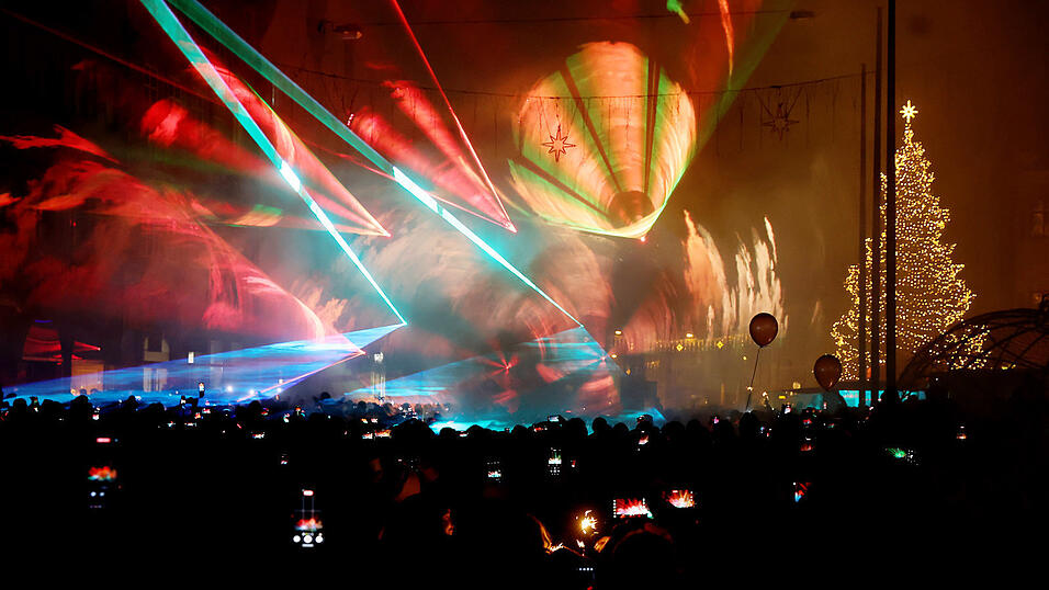 Die Lasershow lockte zum vergangenen Jahreswechsel Tausende Besucher in die Landshuter Innenstadt. In diesem Jahr findet sie aus Kostengr&uuml;nden nicht statt.