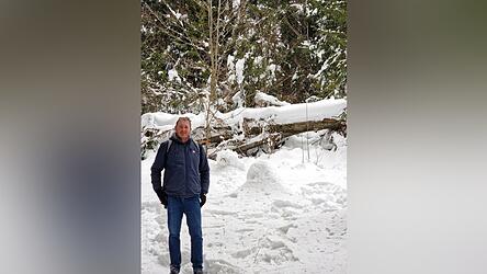 Thomas Pfeffer wandert gerne durch die heimische Landschaft - auch der viele Schnee h&auml;lt ihn nicht auf.