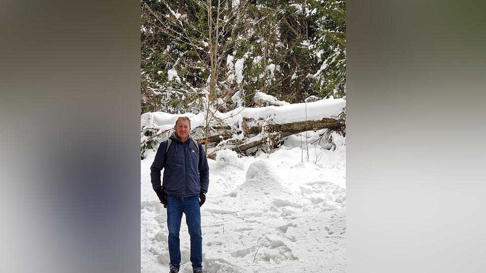Thomas Pfeffer wandert gerne durch die heimische Landschaft - auch der viele Schnee h&auml;lt ihn nicht auf.