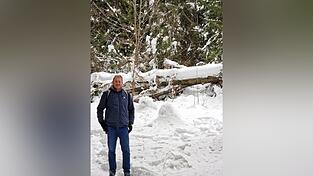 Thomas Pfeffer wandert gerne durch die heimische Landschaft - auch der viele Schnee h&auml;lt ihn nicht auf.