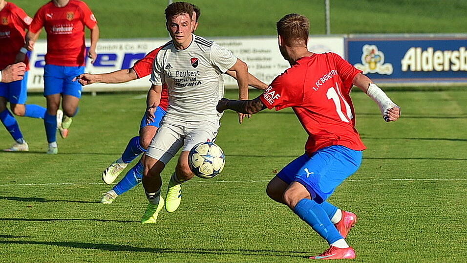 Simon Griesbeck (in wei&szlig;) war mit seinem Flachschuss zum 1:0 der Matchwinner f&uuml;r den TSV Seebach beim 1. FC Bad K&ouml;tzting.