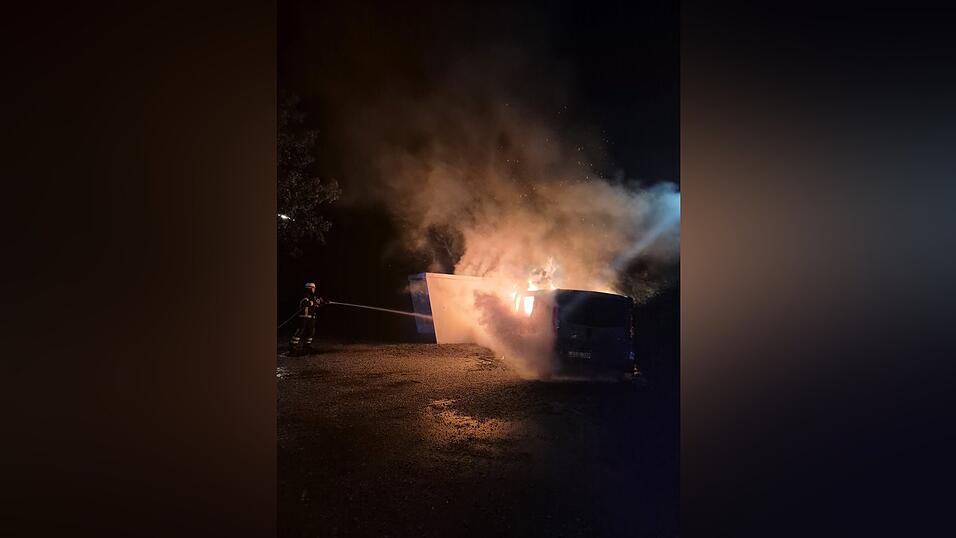 Die Feuerwehr Niederaichbach hatte den Brand schnell im Griff. Die Feuerwehr Niederaichbach hatte den Brand schnell im Griff.