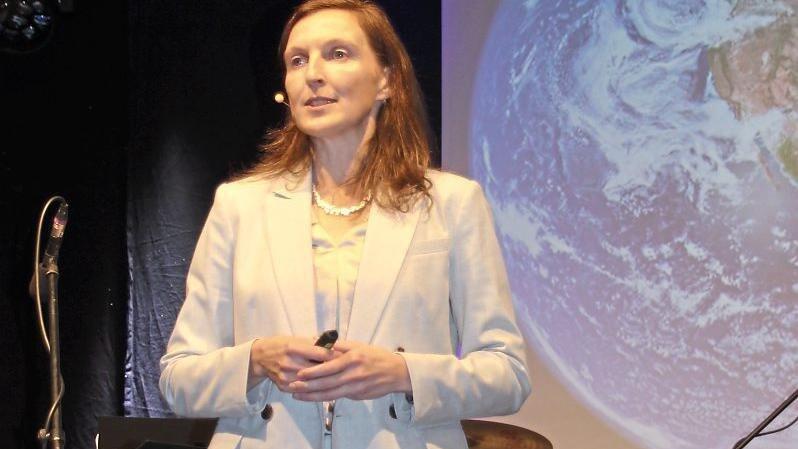 Prof. Dr. Gerlinde Groitl bei ihrem Vortrag beim Jahresempfang des Landkreises. Die Expertin ist eine geborene Chamerin.