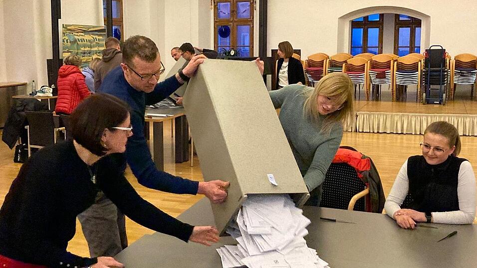 In der überwiegenden Zahl der befragten Gemeinden haben die Wahlhelfer ungestört zählen können. So auch im Chamer Rathaus, wo sie kurz nach 18 Uhr die Urnen leerten. In der überwiegenden Zahl der befragten Gemeinden haben die Wahlhelfer ungestört zählen können. So auch im Chamer Rathaus, wo sie kurz nach 18 Uhr die Urnen leerten.