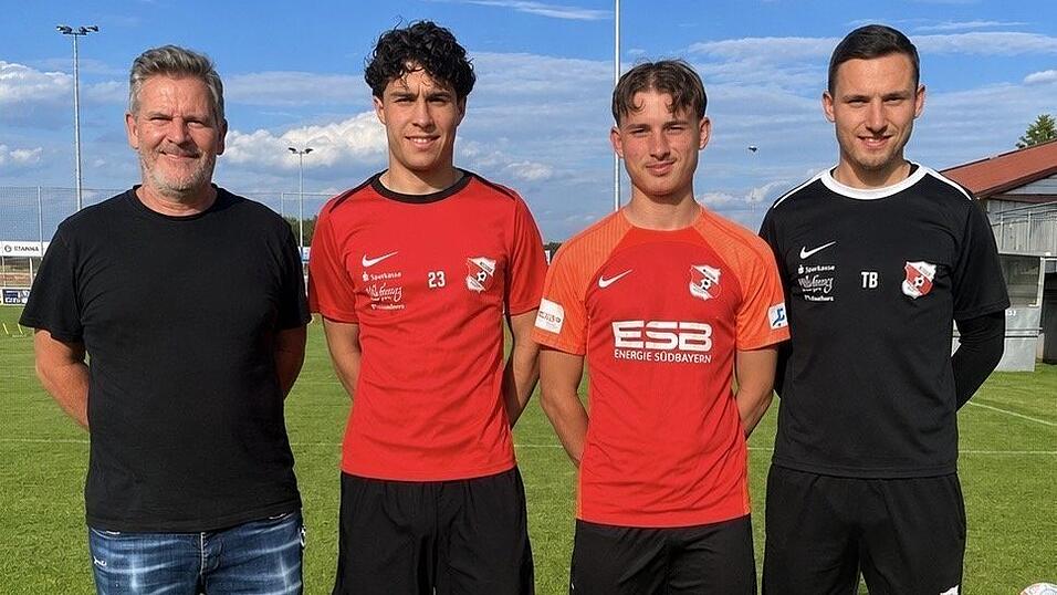 Hankofens Sportlicher Leiter Richard Maierhofer (links) und Trainer Tobias Beck (rechts) freuen sich, dass die beiden Neuzug&auml;nge Benedikt Troffer (Zweiter von links) und Fabian Hanula (Zweiter von rechts) beim Training erstmals &bdquo;Dorfbuam&ldquo;-Rot &uuml;berstreifen konnten.
