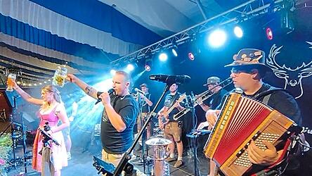 Im Lechner-Zelt sorgt die Band am 12. August für die richtige Kombination aus Blech- und Partymusik. Im Lechner-Zelt sorgt die Band am 12. August für die richtige Kombination aus Blech- und Partymusik.