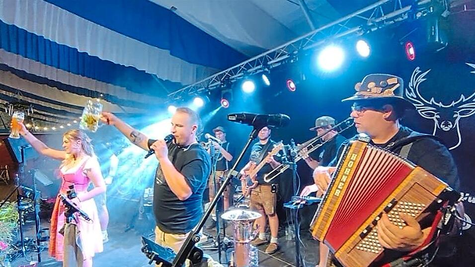 Im Lechner-Zelt sorgt die Band am 12. August für die richtige Kombination aus Blech- und Partymusik. Im Lechner-Zelt sorgt die Band am 12. August für die richtige Kombination aus Blech- und Partymusik.