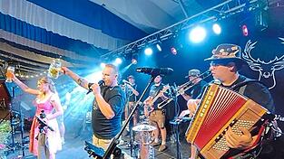 Im Lechner-Zelt sorgt die Band am 12. August für die richtige Kombination aus Blech- und Partymusik. Im Lechner-Zelt sorgt die Band am 12. August für die richtige Kombination aus Blech- und Partymusik.