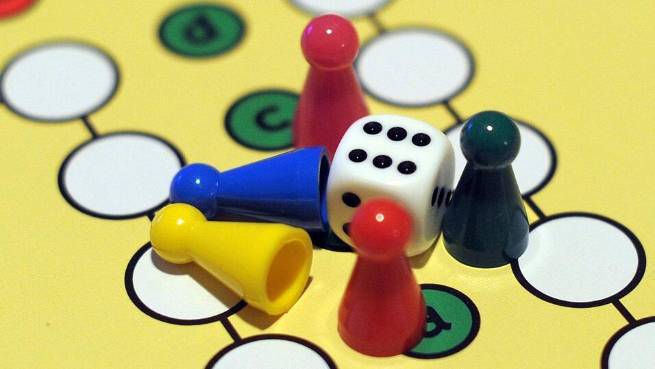 Seit über 100 Jahren ist «Mensch ärgere Dich nicht» bei Kindern wie Erwachsenen beliebt. Der Klassiker stammt von dem indischen Brettspiel «Pachisi» ab. Seit über 100 Jahren ist «Mensch ärgere Dich nicht» bei Kindern wie Erwachsenen beliebt. Der Klassiker stammt von dem indischen Brettspiel «Pachisi» ab.