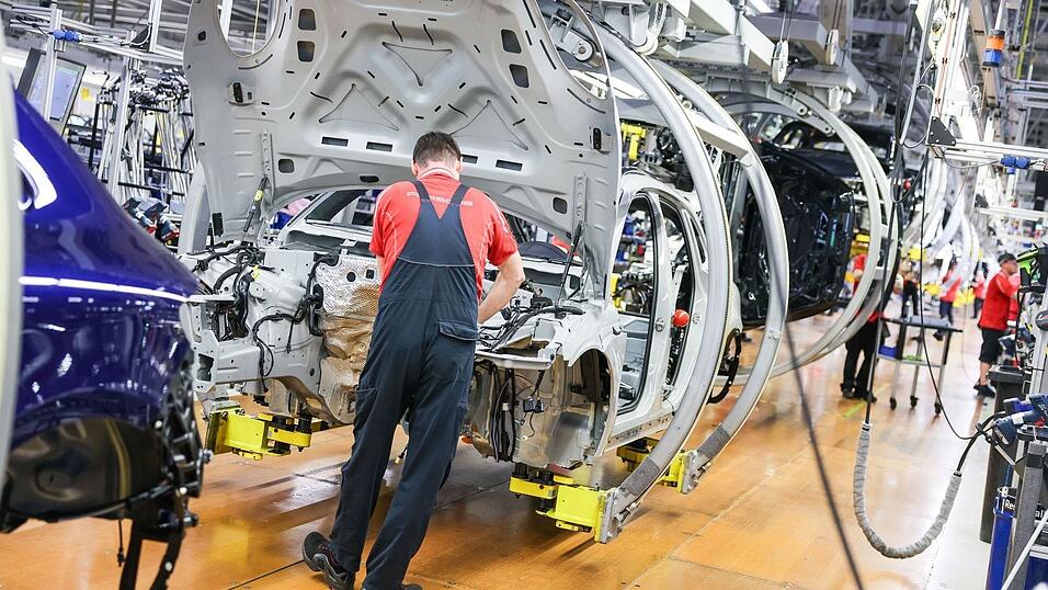 Ein Arbeiter in der Industrie - dort wollen die Unternehmen besonders stark Jobs abbauen. (Archivbild) Ein Arbeiter in der Industrie - dort wollen die Unternehmen besonders stark Jobs abbauen. (Archivbild)