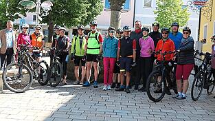 Zum offiziellen Saisonstart hießen Bürgermeister Markus Ackermann (Zweiter von links) und Tourismuschefin Manuela Schmidt (links) die Teilnehmer und die beiden Guides Lothar Haas und Max Simeth willkommen.