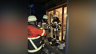 Feuerwehrleute brachten unter Atemschutz die chlorhaltigen Reinigungsmittel ins Freie. Feuerwehrleute brachten unter Atemschutz die chlorhaltigen Reinigungsmittel ins Freie.