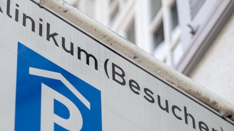 Ein Schild weist auf den Besucherparkplatz eines Krankenhauses hin. Foto: Marijan Murat/dpa/Archivbild